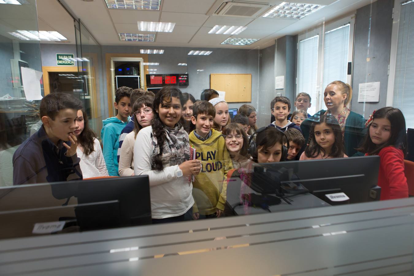 Los alumnos de 5º B del Colegio Escolapios ha visitado la multimedia de Diario LA RIOJA