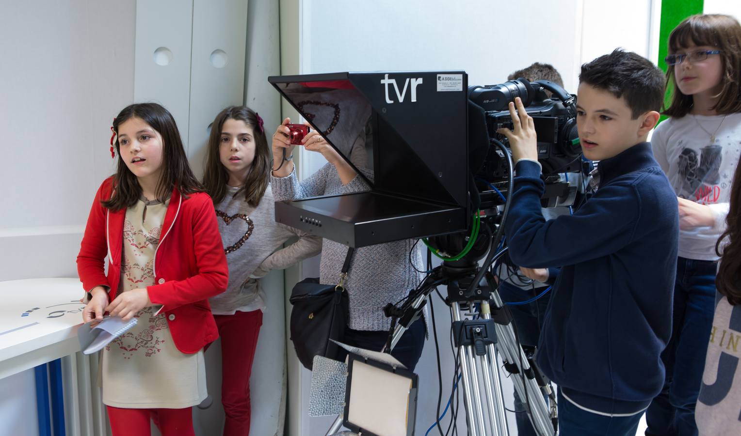 Los alumnos de 5º B del Colegio Escolapios ha visitado la multimedia de Diario LA RIOJA