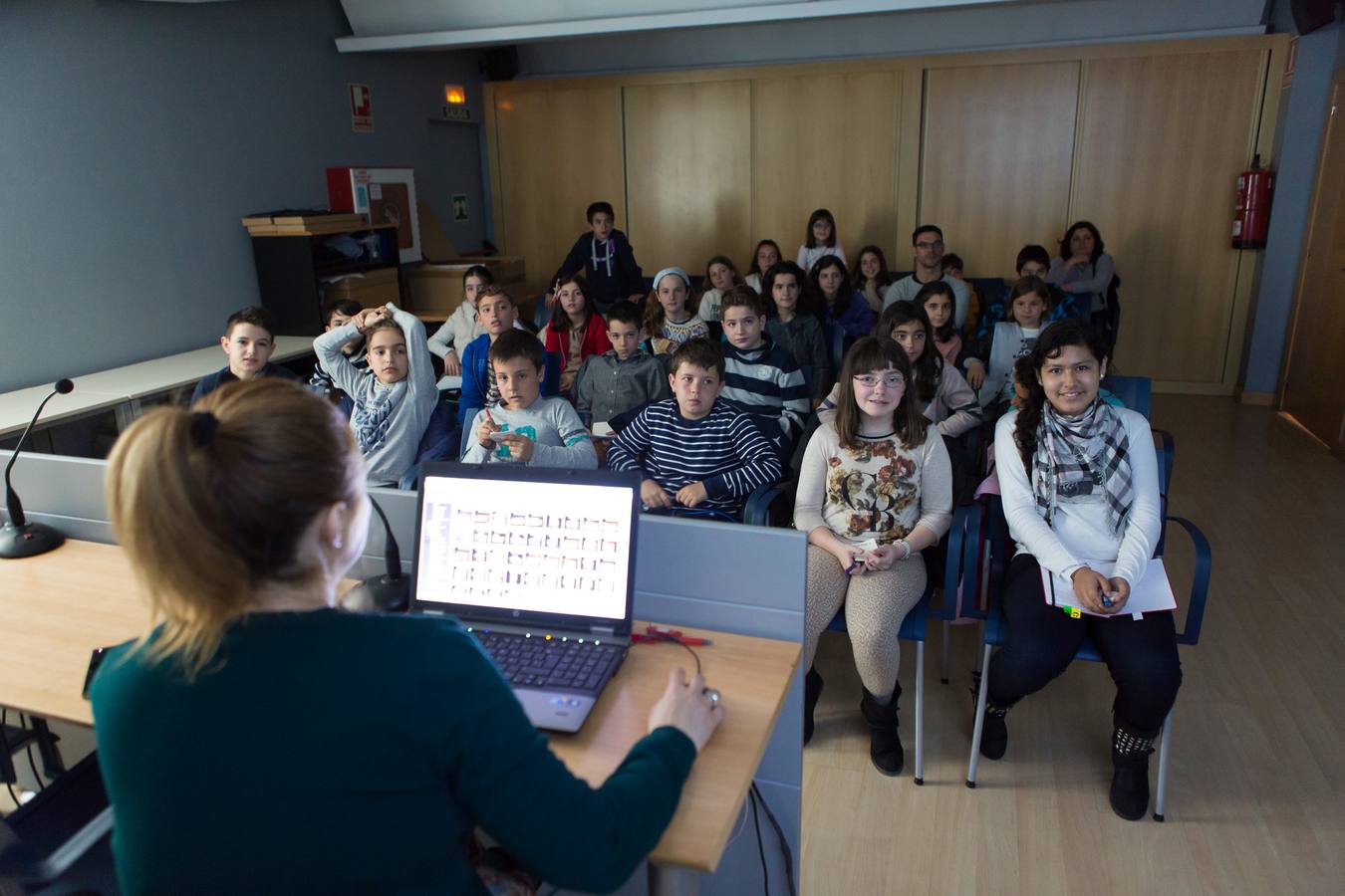 Los alumnos de 5º B del Colegio Escolapios ha visitado la multimedia de Diario LA RIOJA