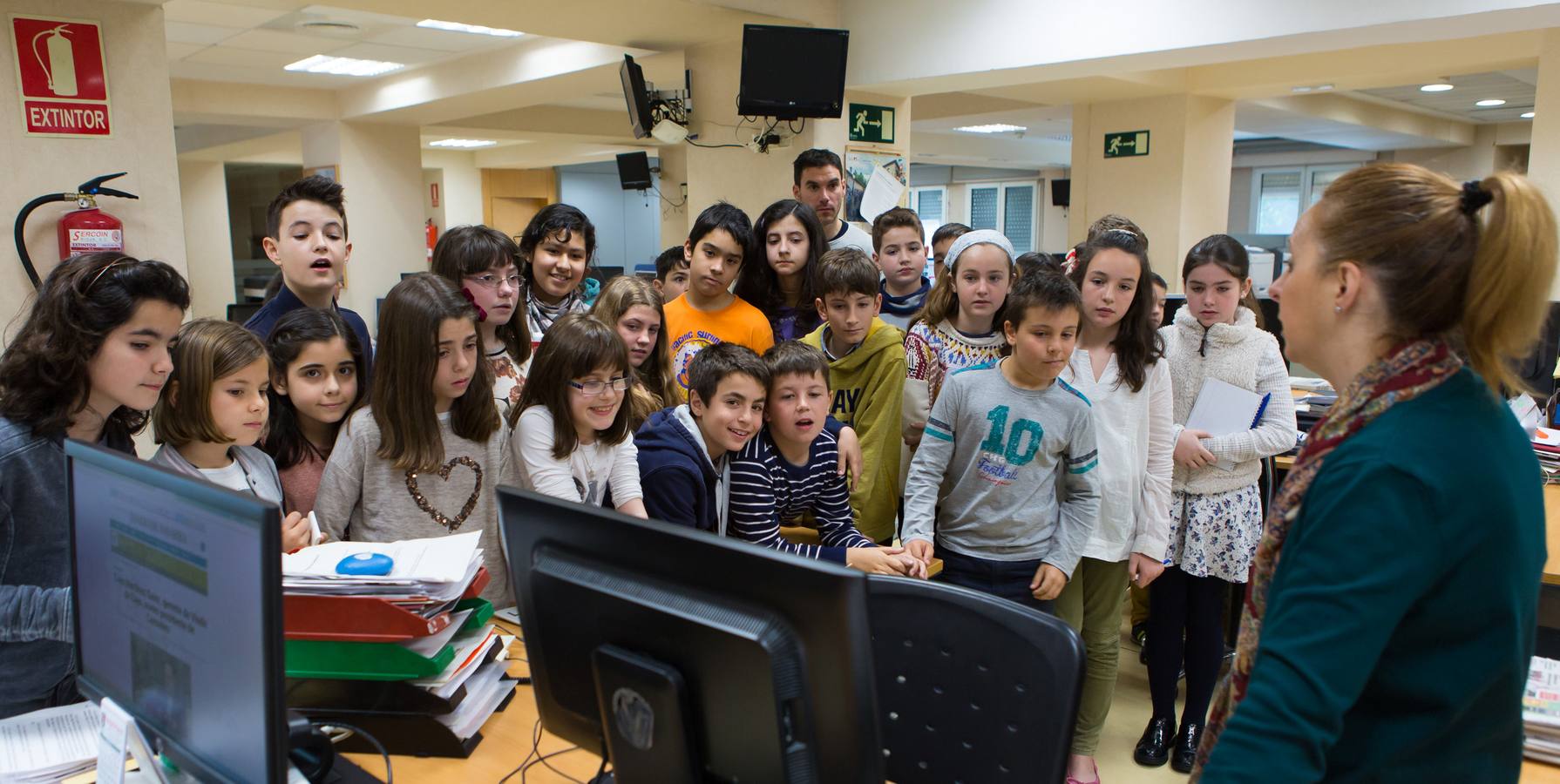 Los alumnos de 5º B del Colegio Escolapios ha visitado la multimedia de Diario LA RIOJA