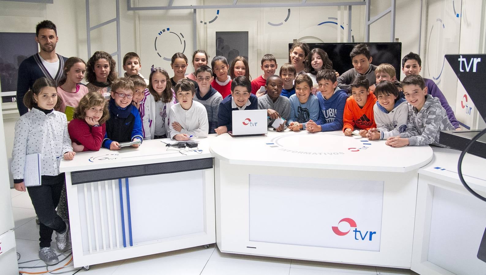 Los alumnos de 5º C de Primaria del Colegio Escolapios han visitado la multimedia de Diario LA RIOJA