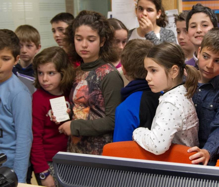 Los alumnos de 5º C de Primaria del Colegio Escolapios han visitado la multimedia de Diario LA RIOJA