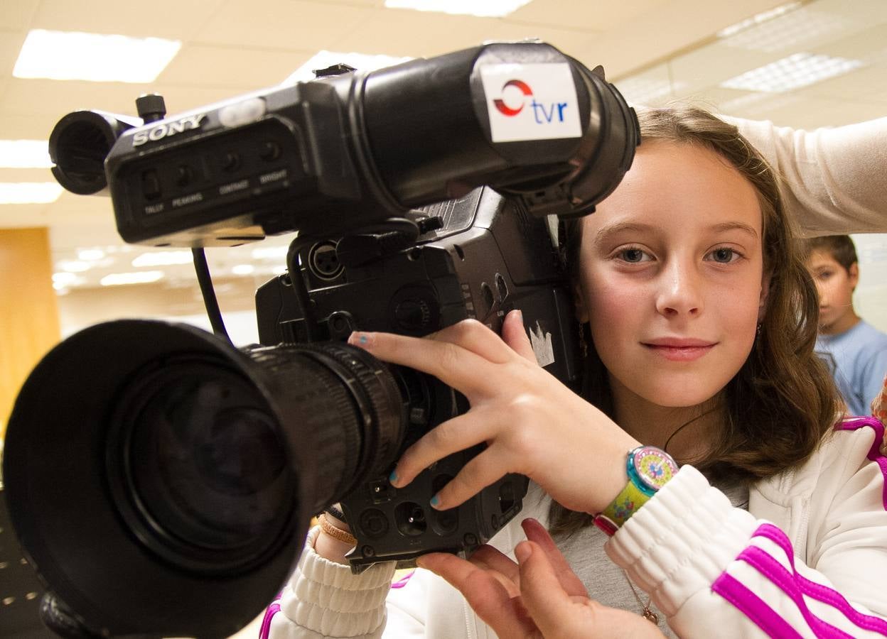 Los alumnos de 5º C de Primaria del Colegio Escolapios han visitado la multimedia de Diario LA RIOJA