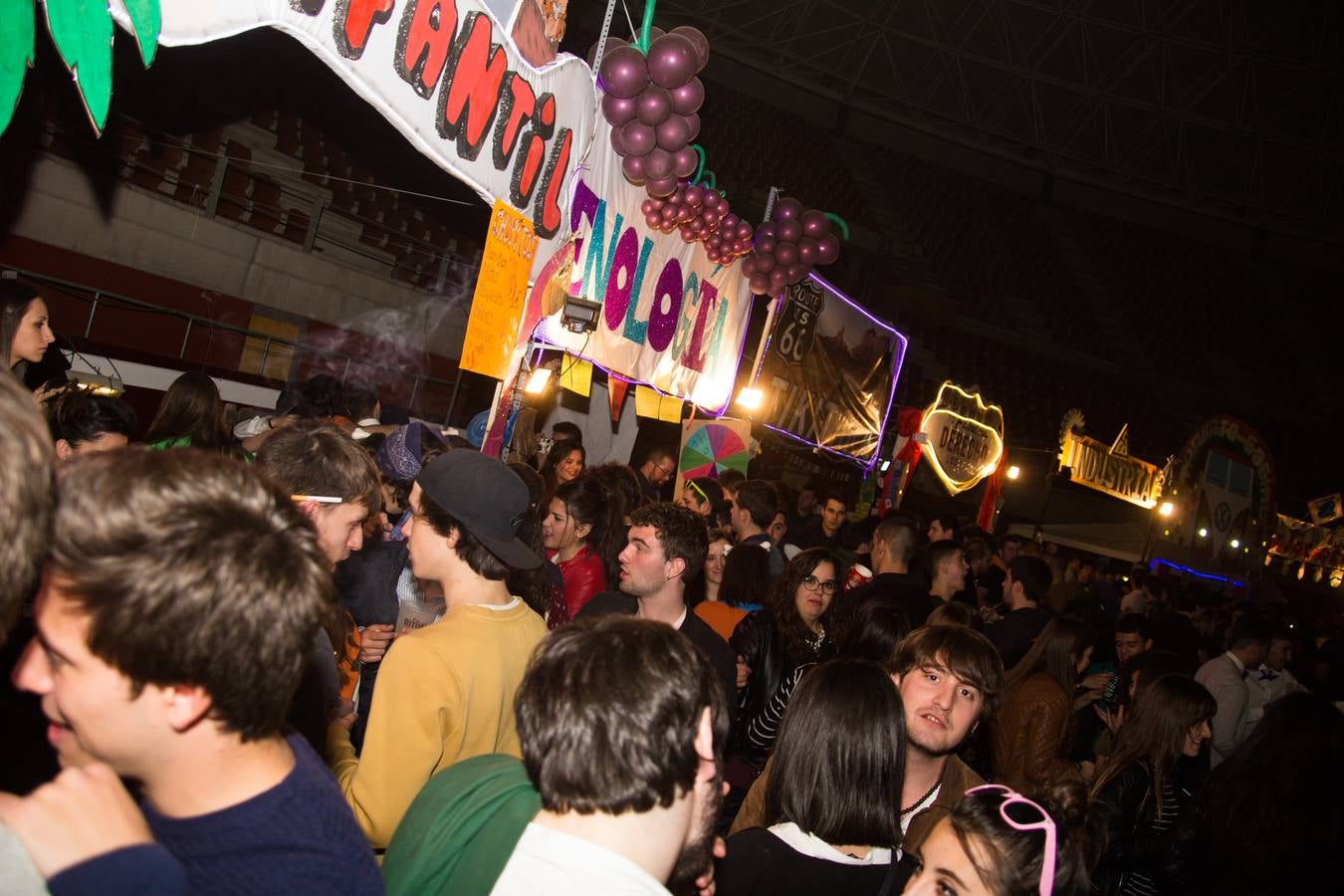 Los alumnos de la UR celebran la fiesta de Barras (II)