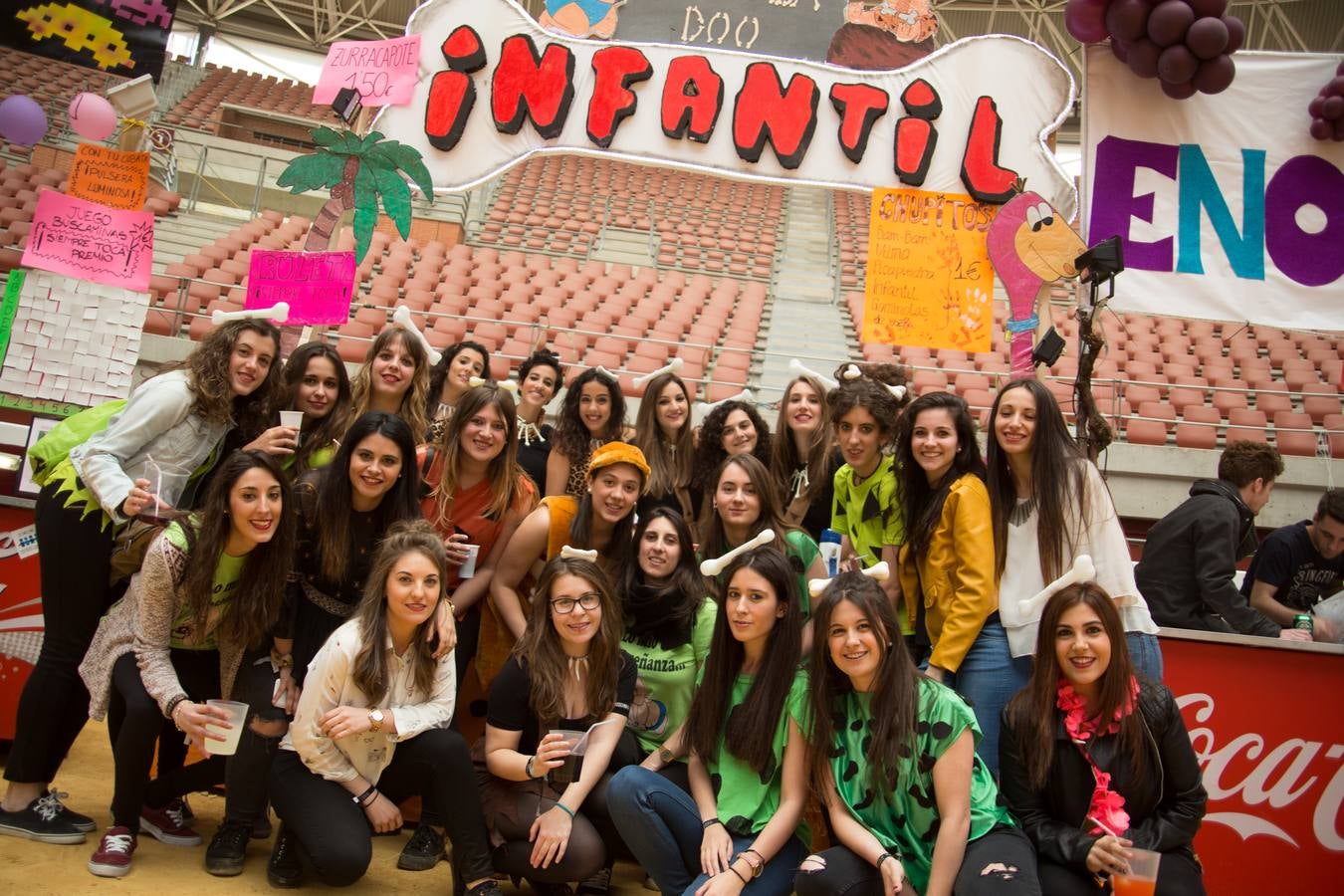 Los alumnos de la UR celebran la fiesta de Barras (I)