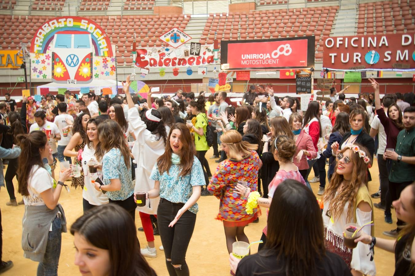 Los alumnos de la UR celebran la fiesta de Barras (I)