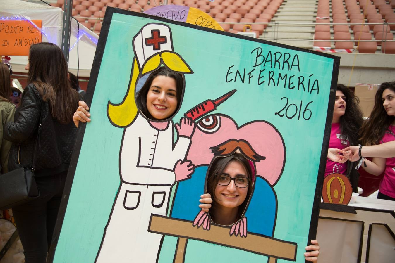 Los alumnos de la UR celebran la fiesta de Barras (I)