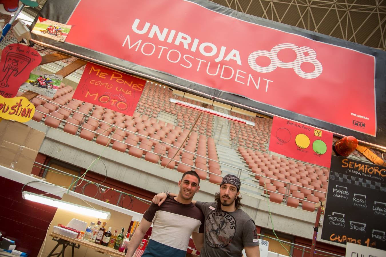 Los alumnos de la UR celebran la fiesta de Barras (I)