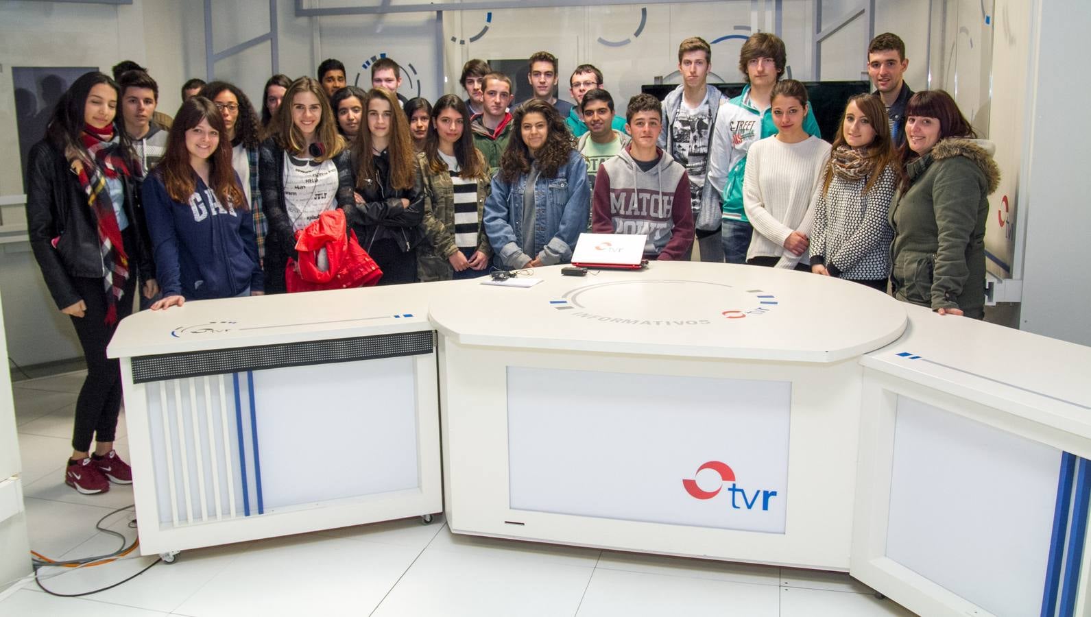 Los alumnos de 4º de la ESO y Gestión Administrativa del IES Comercio visitan la multimedia de Diario LA RIOJA