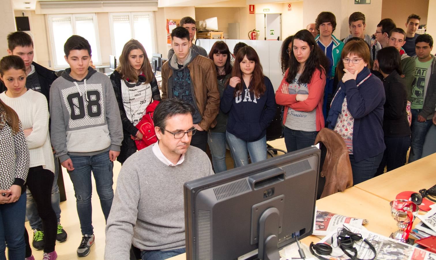 Los alumnos de 4º de la ESO y Gestión Administrativa del IES Comercio visitan la multimedia de Diario LA RIOJA