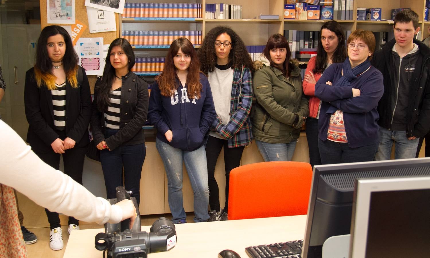Los alumnos de 4º de la ESO y Gestión Administrativa del IES Comercio visitan la multimedia de Diario LA RIOJA