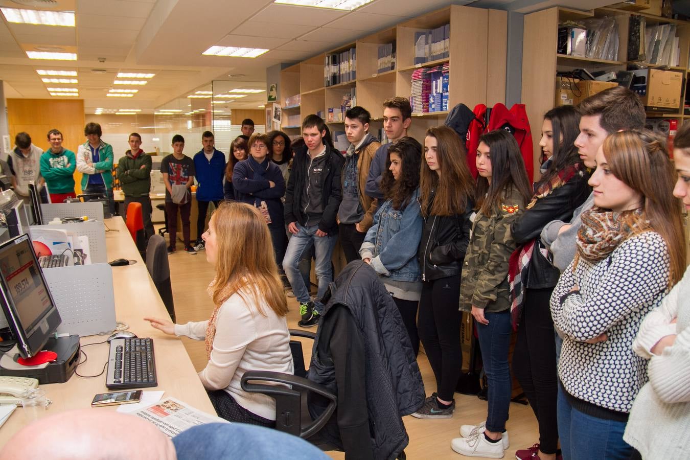 Los alumnos de 4º de la ESO y Gestión Administrativa del IES Comercio visitan la multimedia de Diario LA RIOJA