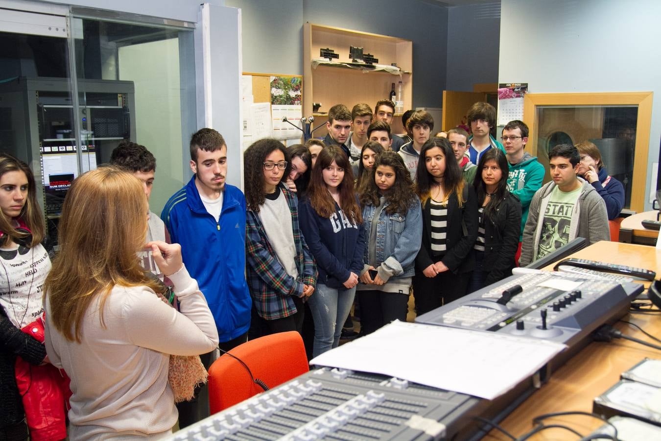 Los alumnos de 4º de la ESO y Gestión Administrativa del IES Comercio visitan la multimedia de Diario LA RIOJA