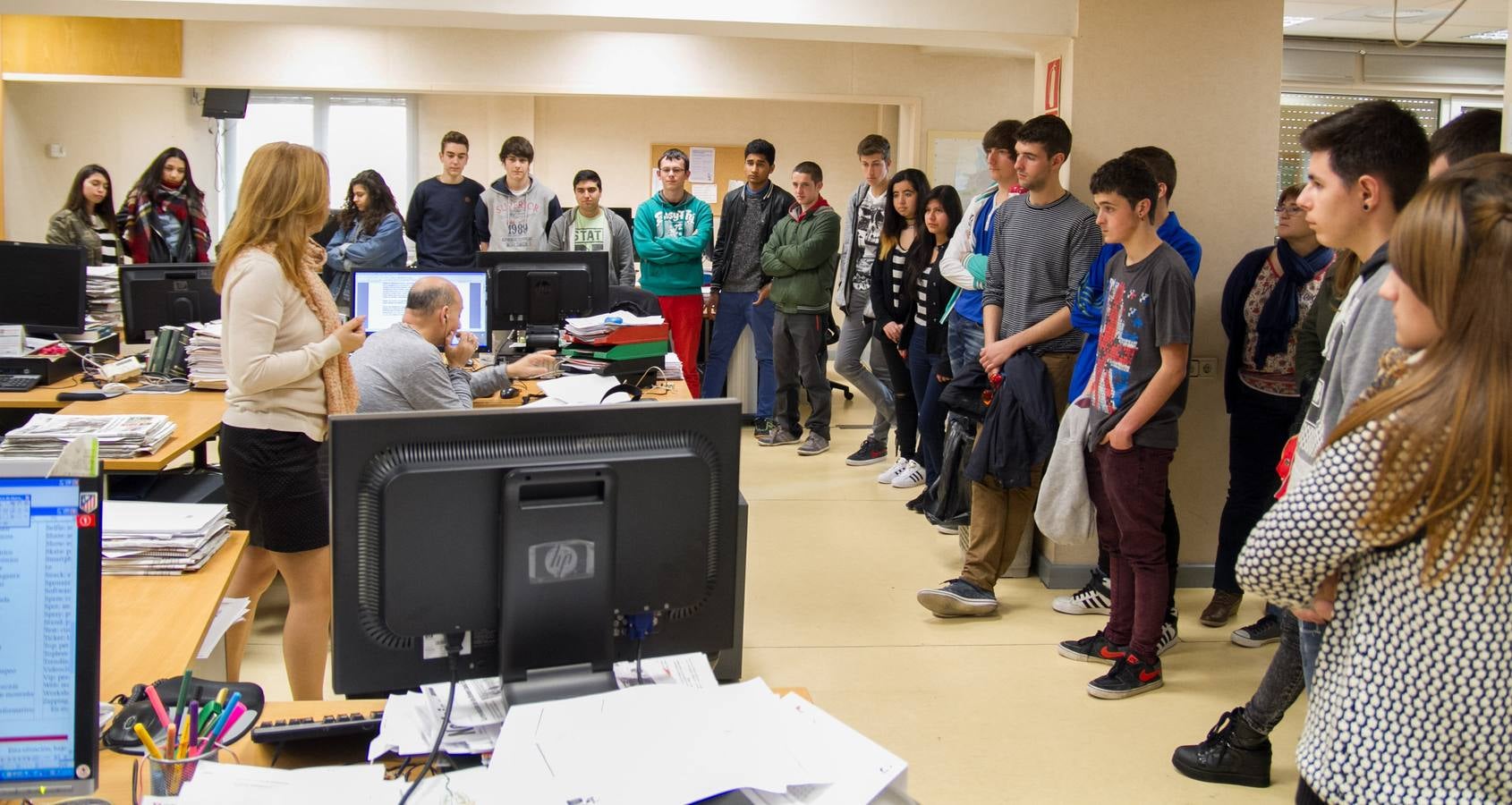 Los alumnos de 4º de la ESO y Gestión Administrativa del IES Comercio visitan la multimedia de Diario LA RIOJA
