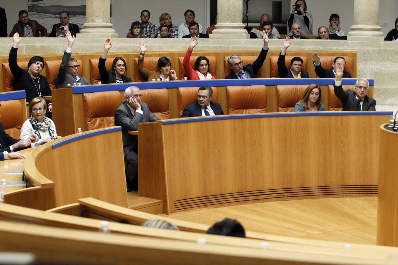 Una intensa sesión en el Parlamento riojano