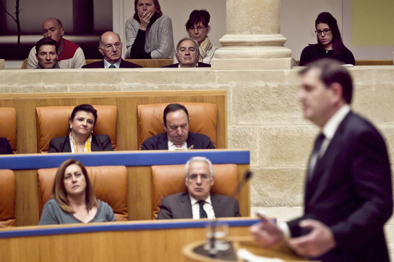 Una intensa sesión en el Parlamento riojano