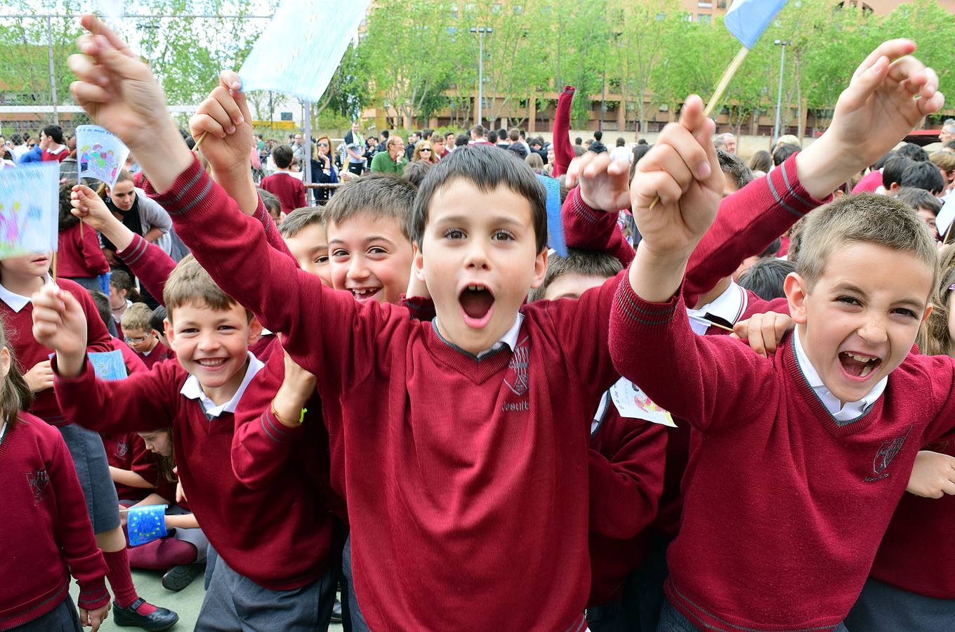 Izado de banderas y entrega de la Estrella de Europa a Jesuitas