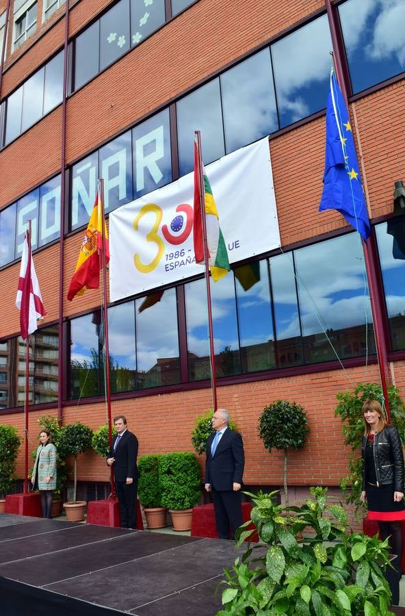 Izado de banderas y entrega de la Estrella de Europa a Jesuitas