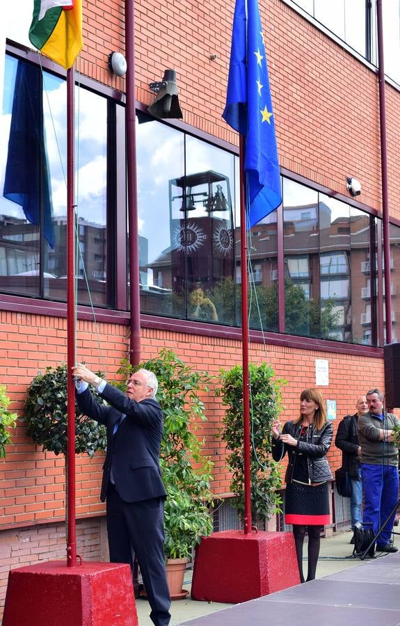 Izado de banderas y entrega de la Estrella de Europa a Jesuitas