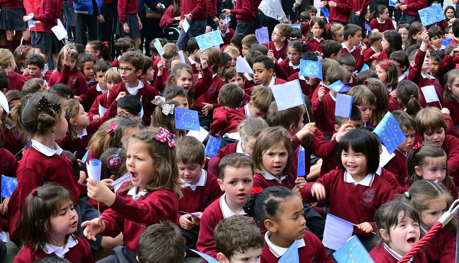 Izado de banderas y entrega de la Estrella de Europa a Jesuitas