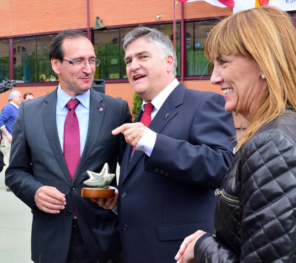 Izado de banderas y entrega de la Estrella de Europa a Jesuitas
