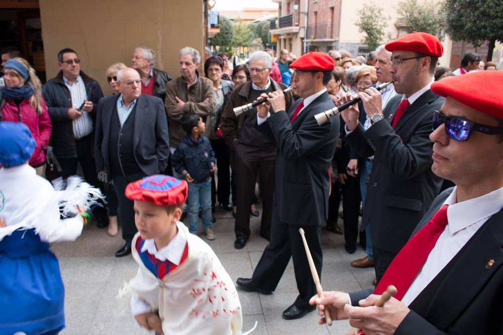 Procesión del Santo, procesión del Peregrino y el reparto de pan y la cebolleta en las fiestas de Santo Domingo (II)