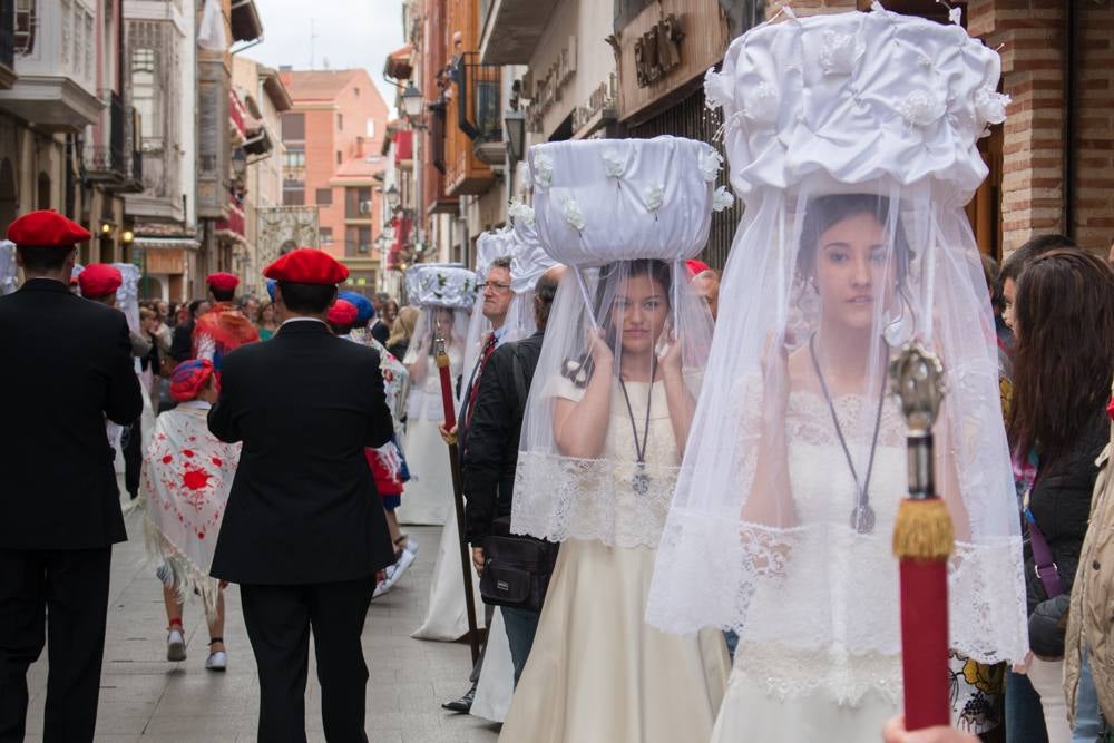 Procesión del Santo, procesión del Peregrino y el reparto de pan y la cebolleta en las fiestas de Santo Domingo (II)