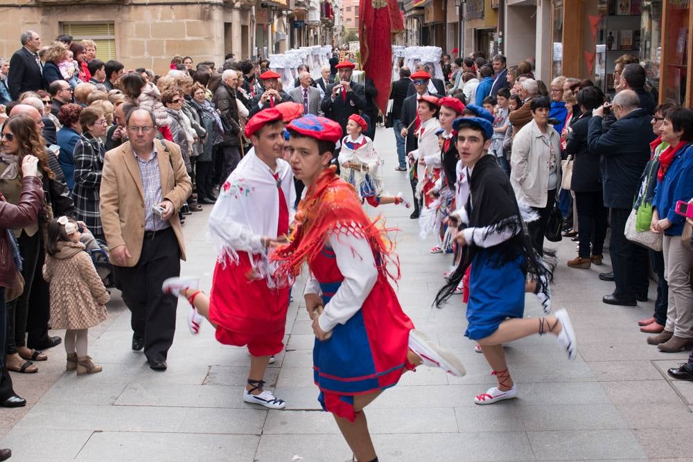 Procesión del Santo, procesión del Peregrino y el reparto de pan y la cebolleta en las fiestas de Santo Domingo (II)