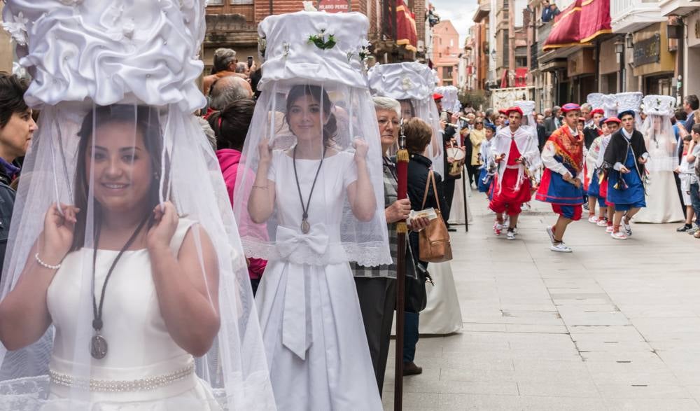 Procesión del Santo, procesión del Peregrino y el reparto de pan y la cebolleta en las fiestas de Santo Domingo (II)