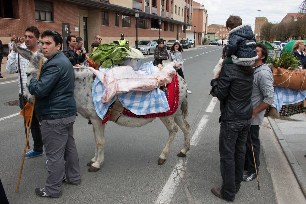 Procesión del Santo, procesión del Peregrino y el reparto de pan y la cebolleta en las fiestas de Santo Domingo (II)