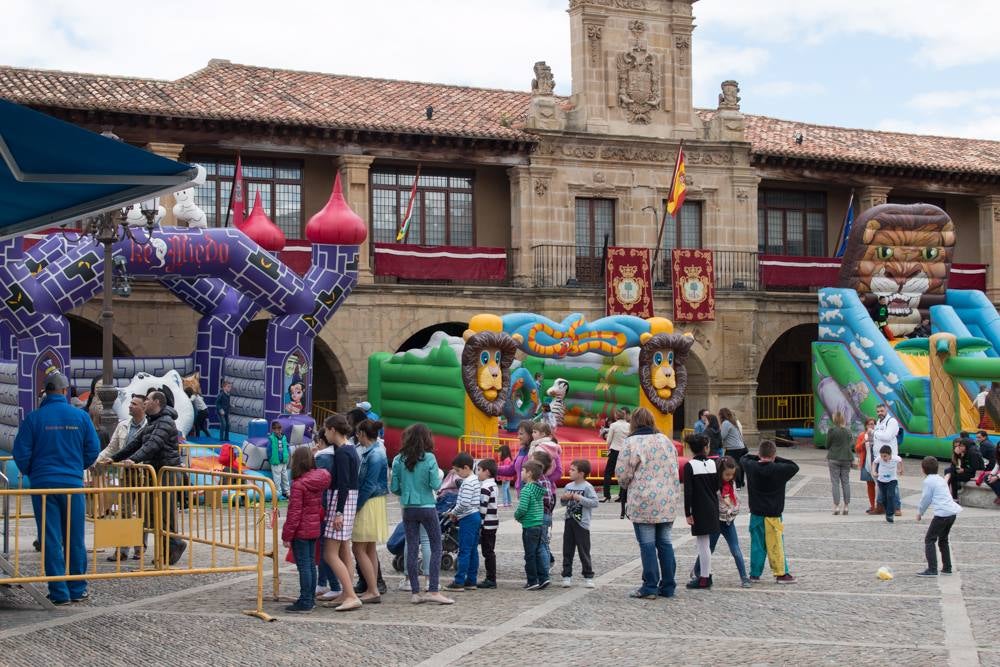 Procesión del Santo, procesión del Peregrino y el reparto de pan y la cebolleta en las fiestas de Santo Domingo (I)