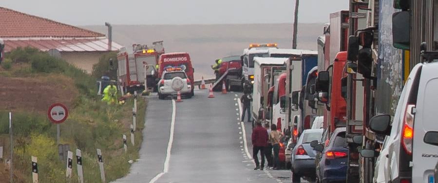 Un accidente, dos heridos y un gran atasco en Cenicero