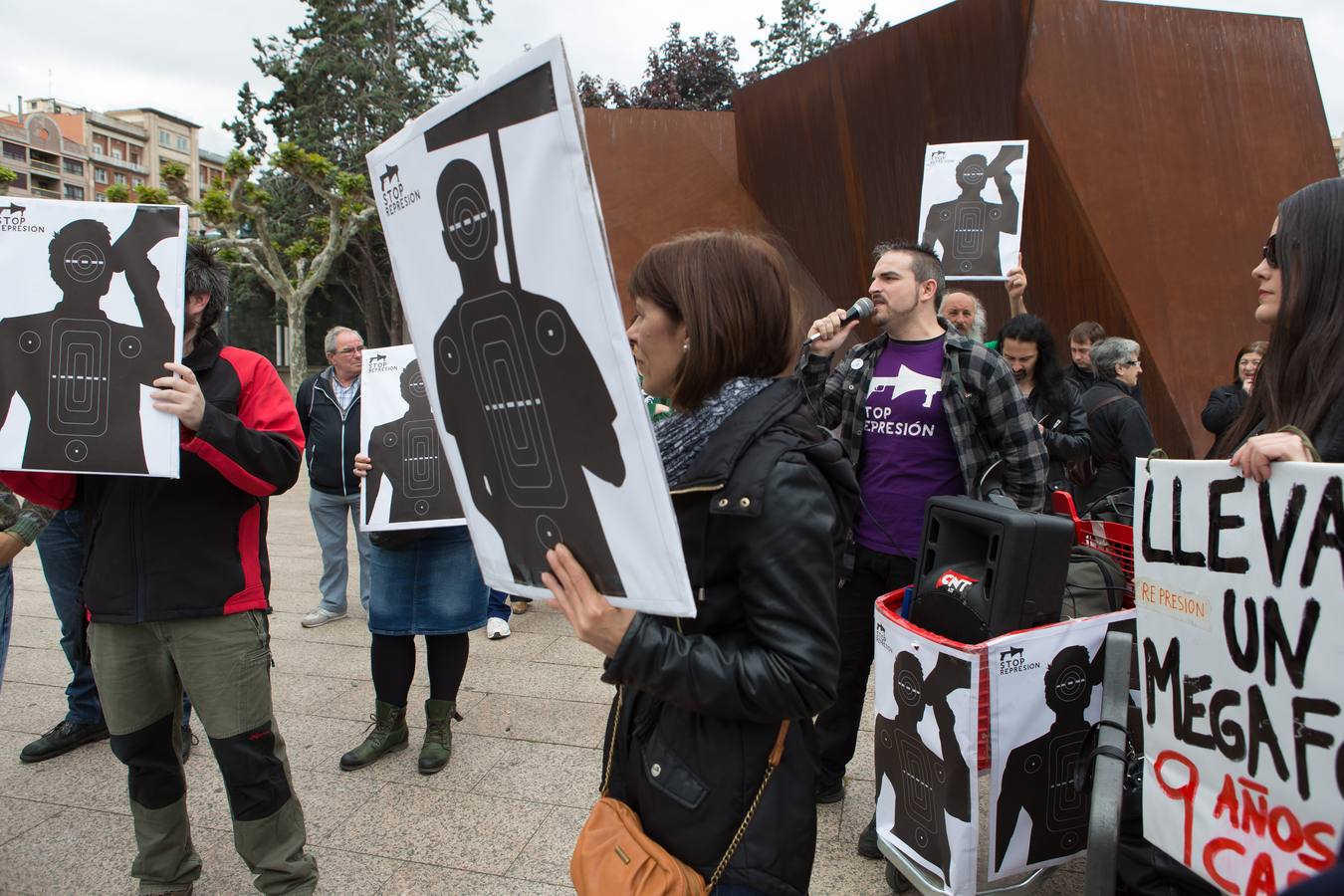 Unas 50 personas piden el fin del proceso contra los detenidos el 14N