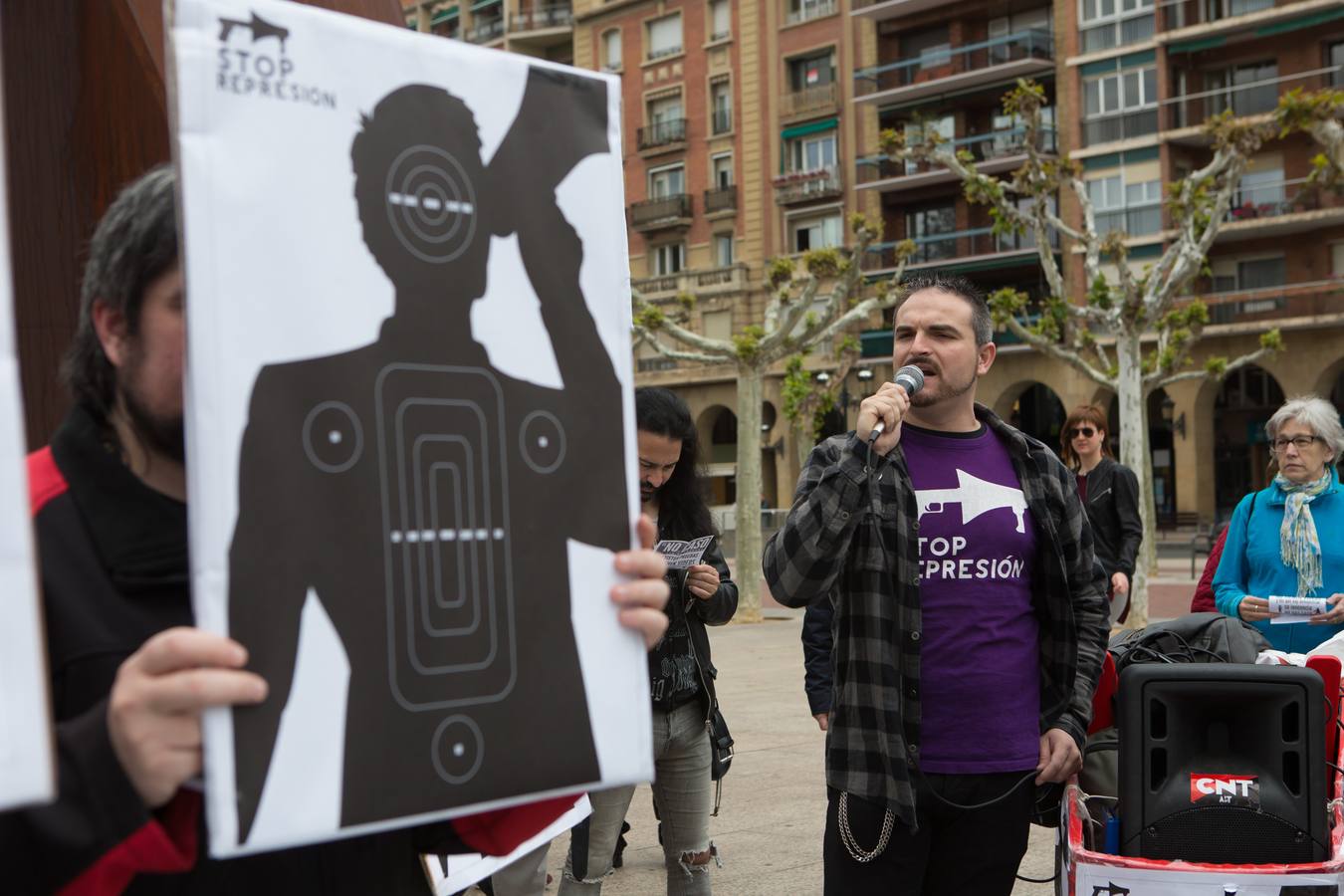 Unas 50 personas piden el fin del proceso contra los detenidos el 14N