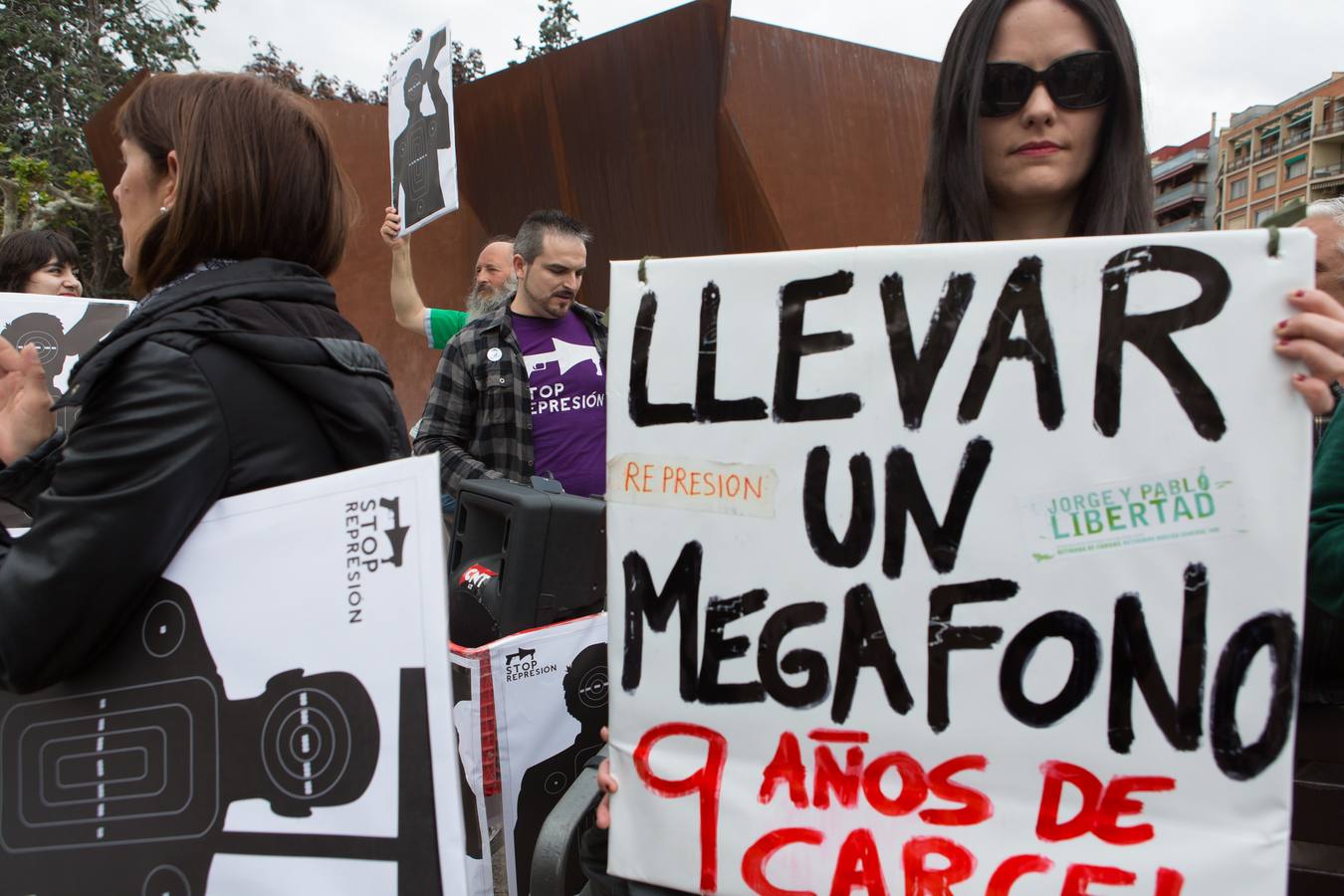 Unas 50 personas piden el fin del proceso contra los detenidos el 14N