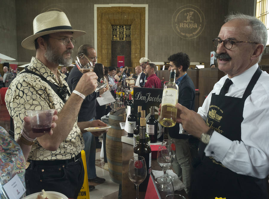 Visitantes interesados en los vinos de Rioja visitan la muestra en Unión Station en Los Ángeles.