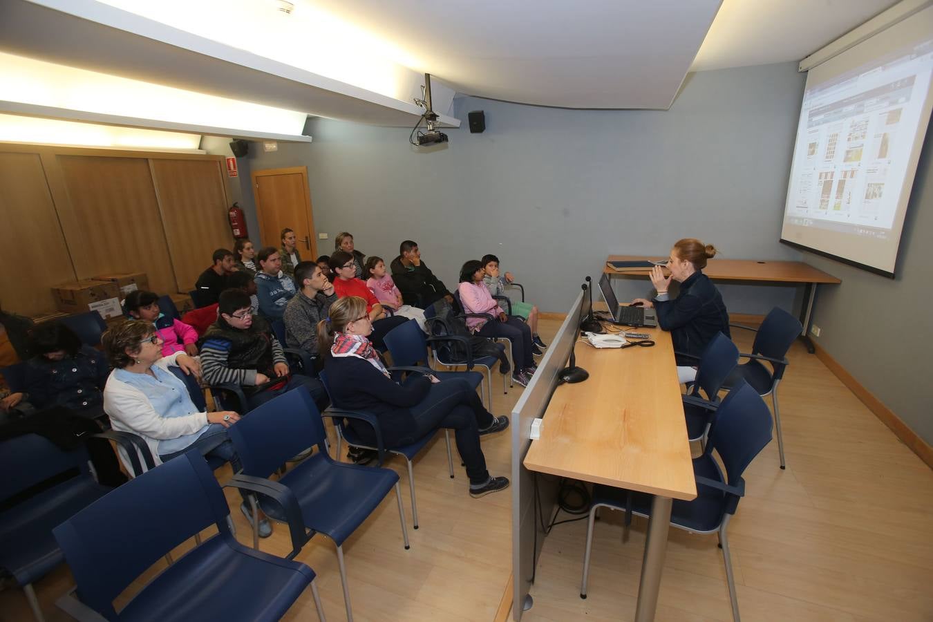 Alumnos del Colegio Los Ángeles visitan la multimedia de Diario LA RIOJA