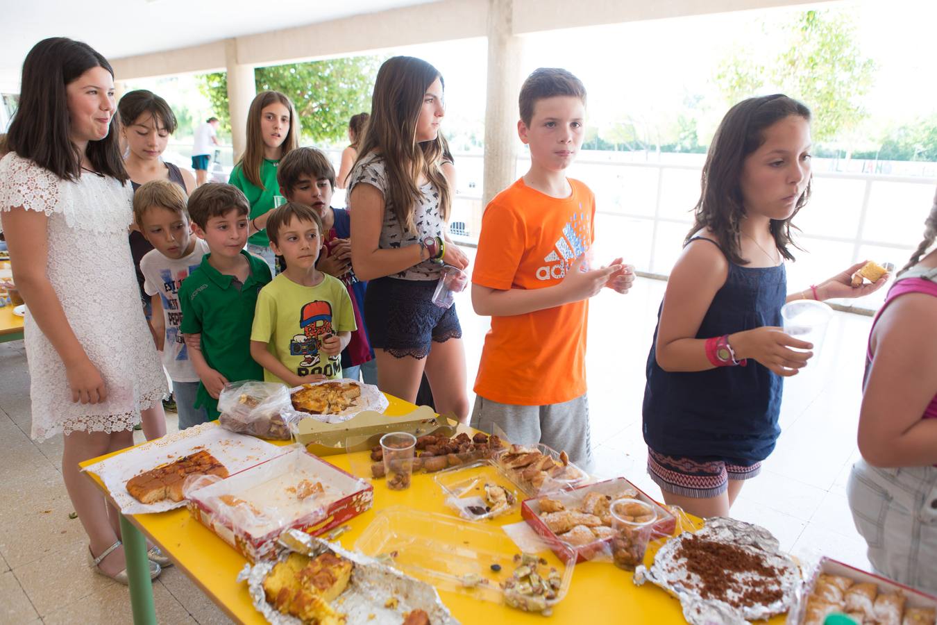 La tradición de San Bernabé conquista a los niños de los Salesianos