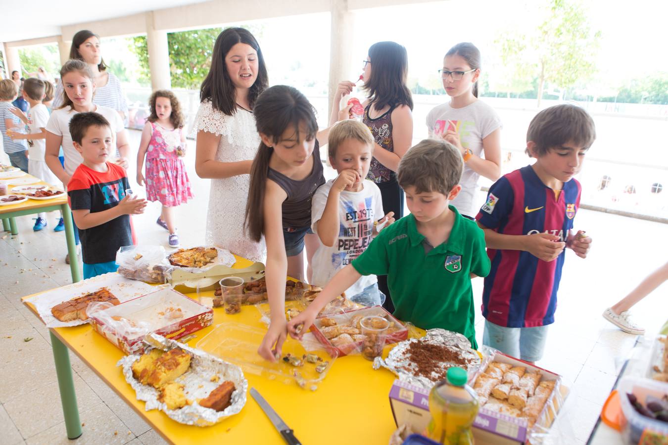 La tradición de San Bernabé conquista a los niños de los Salesianos