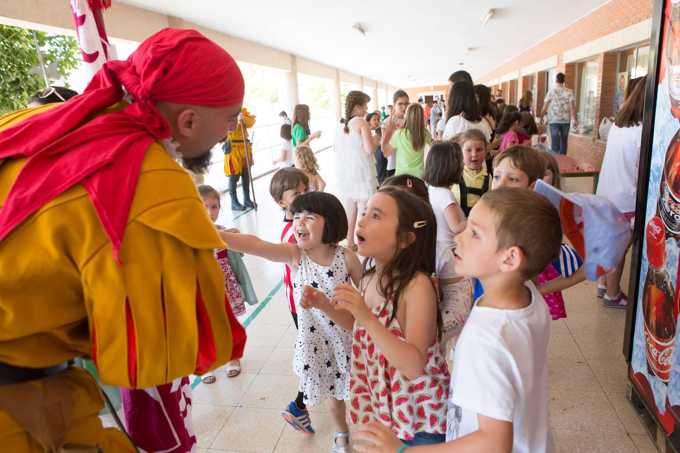 La tradición de San Bernabé conquista a los niños de los Salesianos