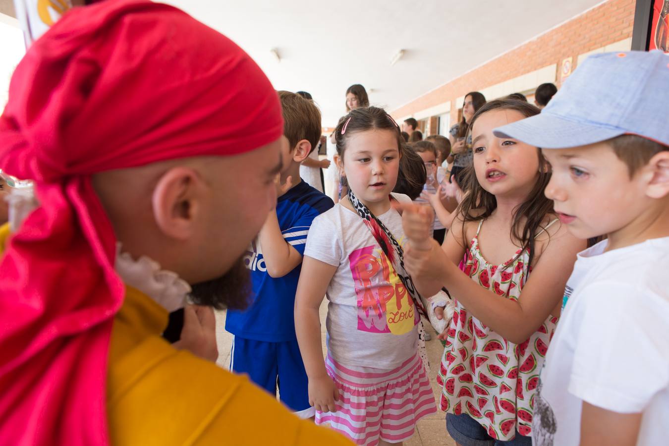 La tradición de San Bernabé conquista a los niños de los Salesianos