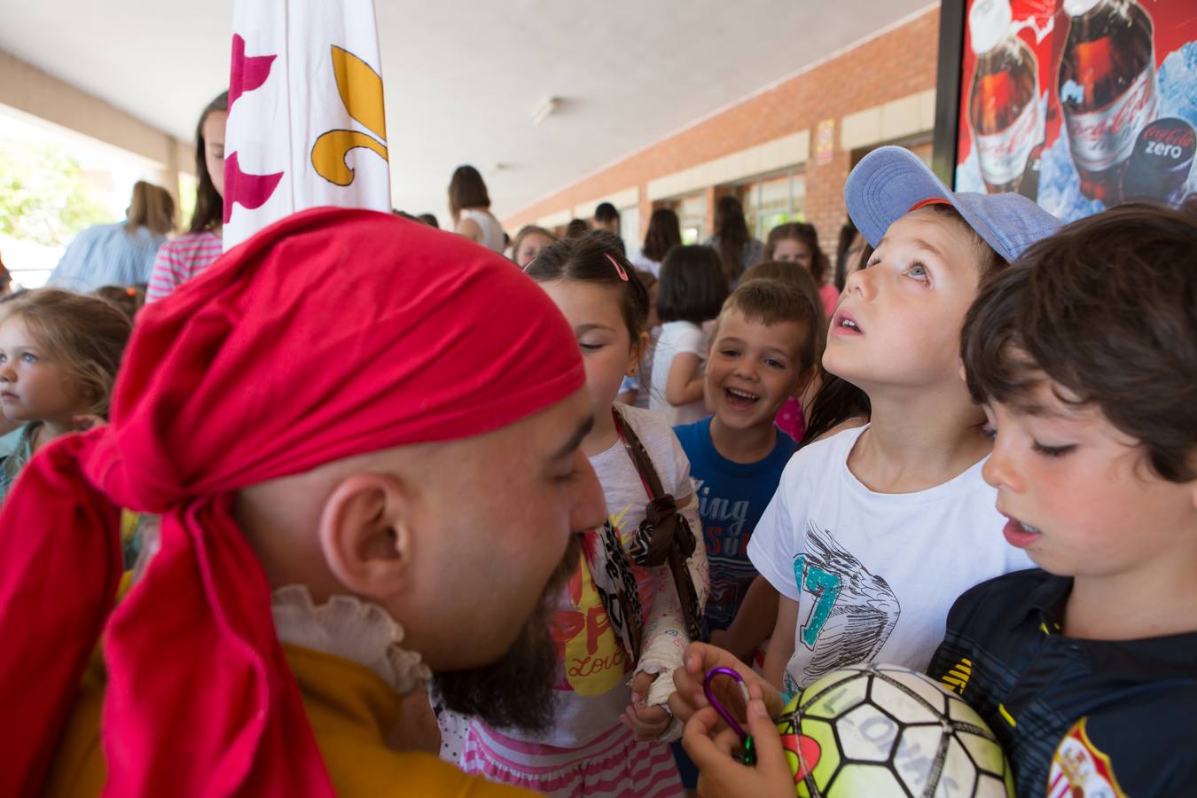 La tradición de San Bernabé conquista a los niños de los Salesianos