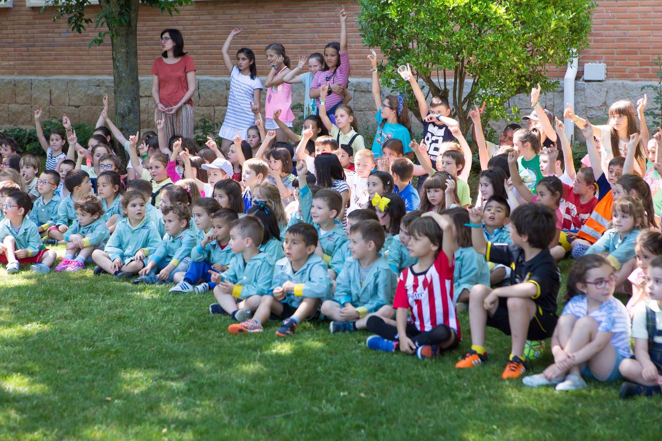 La tradición de San Bernabé conquista a los niños de los Salesianos