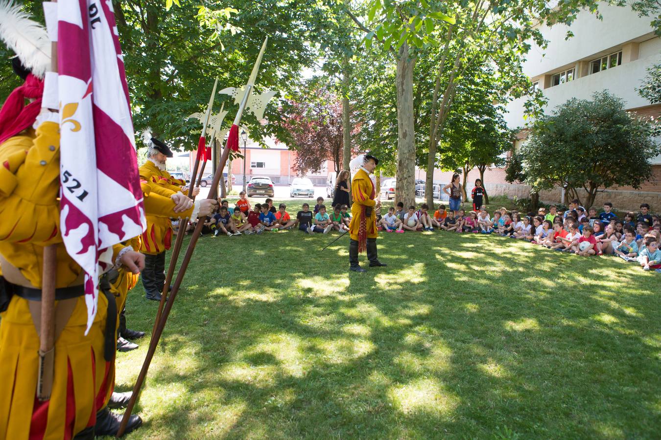 La tradición de San Bernabé conquista a los niños de los Salesianos