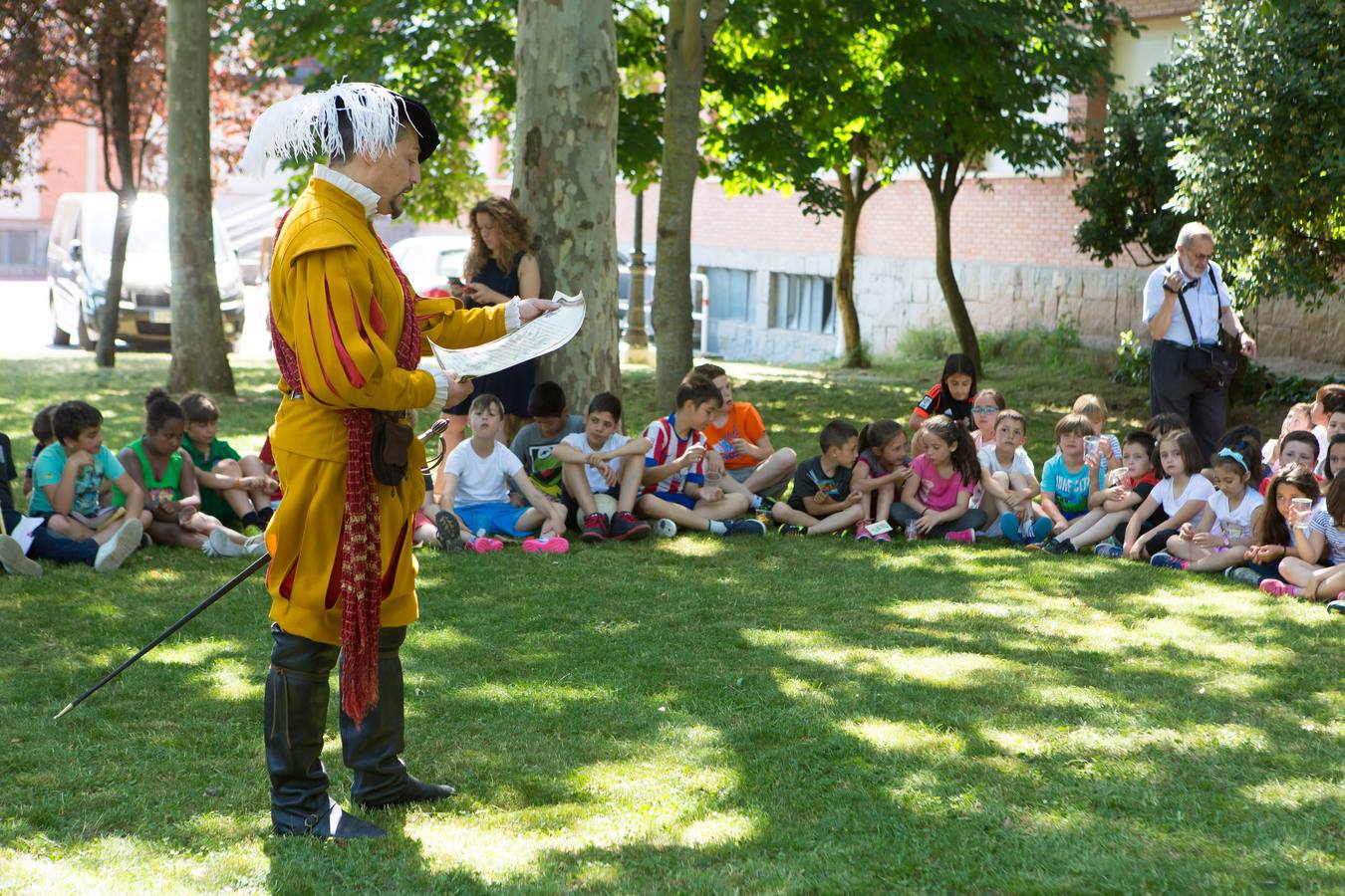 La tradición de San Bernabé conquista a los niños de los Salesianos