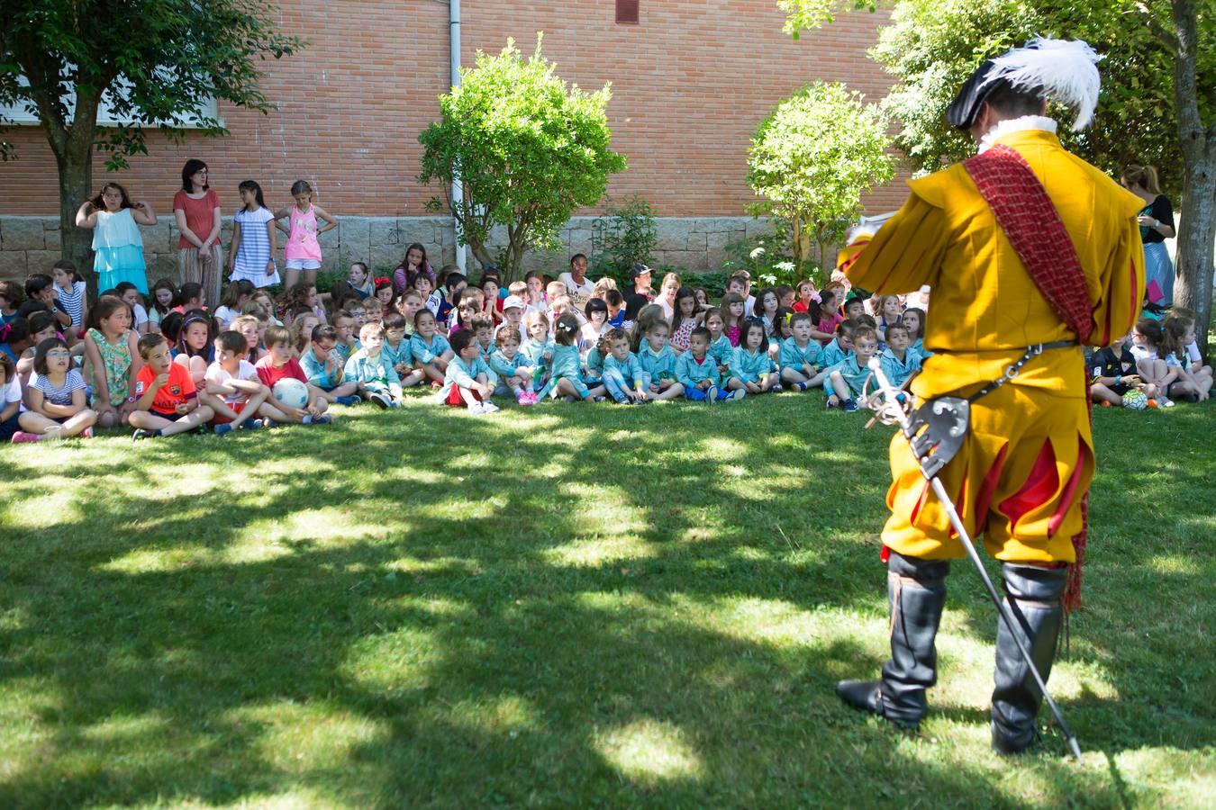 La tradición de San Bernabé conquista a los niños de los Salesianos