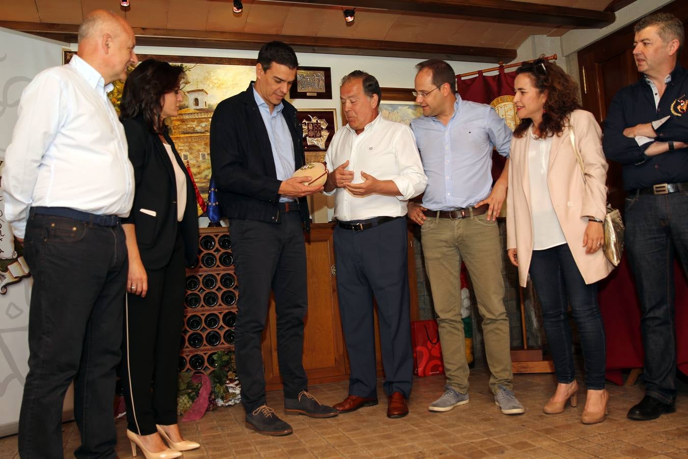 Pedro Sánchez brinda en la Cofradía del Vino en su visita a Logroño