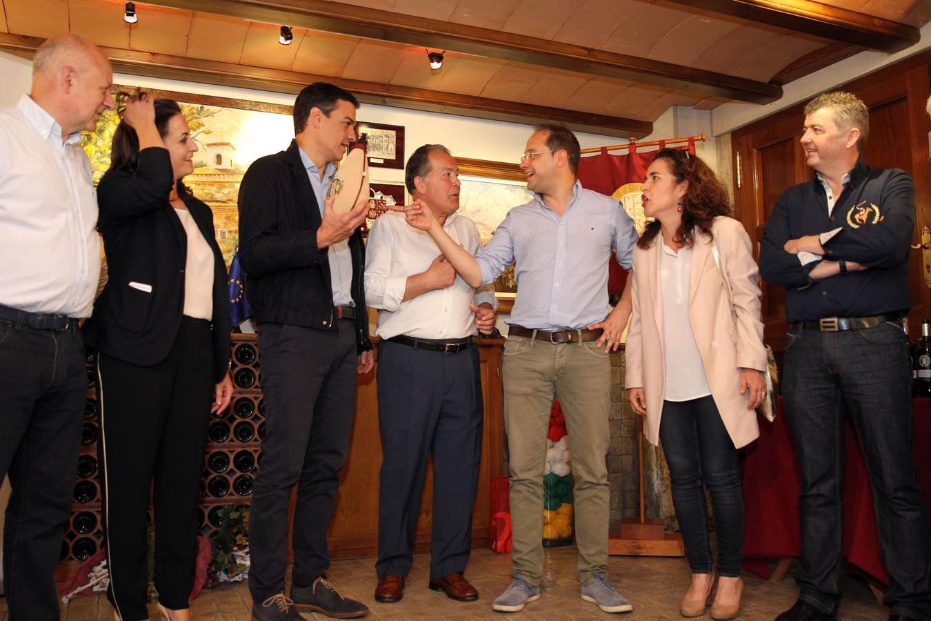 Pedro Sánchez brinda en la Cofradía del Vino en su visita a Logroño