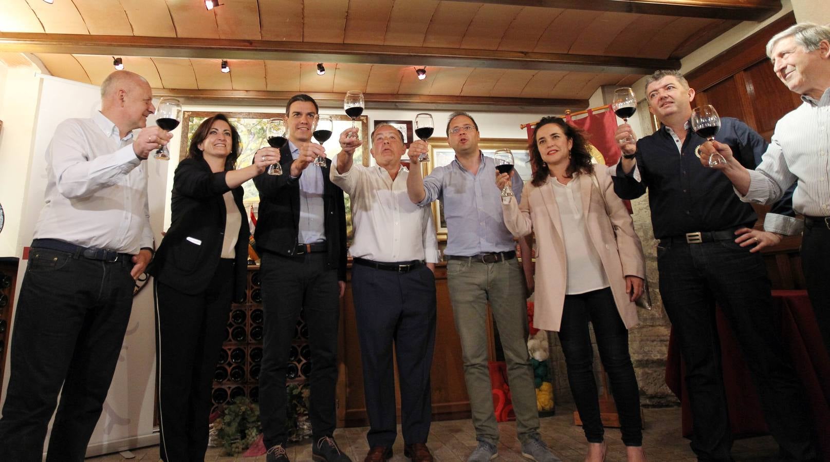 Pedro Sánchez brinda en la Cofradía del Vino en su visita a Logroño