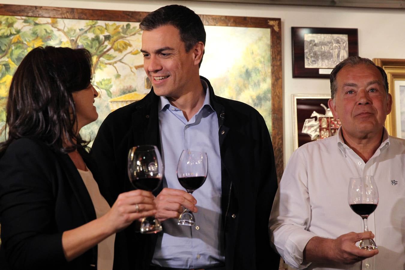 Pedro Sánchez brinda en la Cofradía del Vino en su visita a Logroño